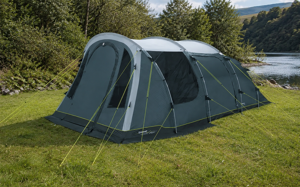 Familietelt Rockwell 6 for 6 personer 3 soverom 3000 mm - Outwell sett forfra, oppslått på campingplass