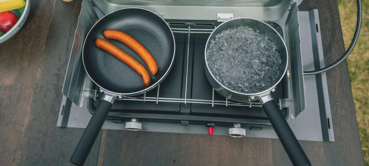 Feast keramisk stekepanne 24 cm avtakbart håndtak 530 g - Outwell montert på campingkomfyr