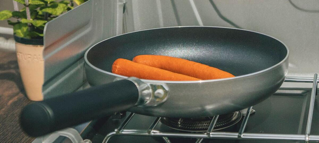 Nærbilde av keramisk belegg på Feast keramisk stekepanne 24 cm
