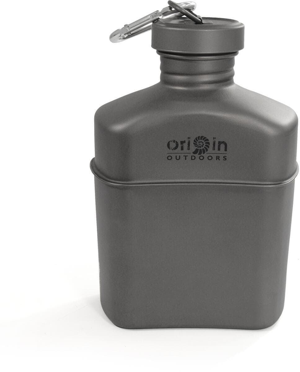 Feltflaske i titan 1 liter med bæreveske og karabinkrok Origin Outdoors forfra