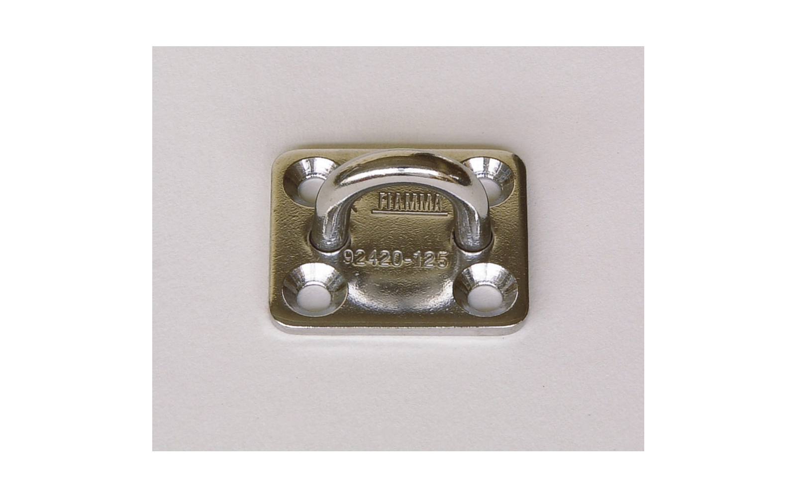 Festekroker i rustfritt stål 4-pakning 3,5x2x3 cm - Fiamma montert detalj