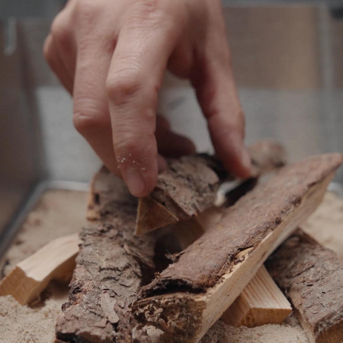 Nærbilde av kant på Fettoppsamlerskål Pool i rustfritt stål for grill - Skotti