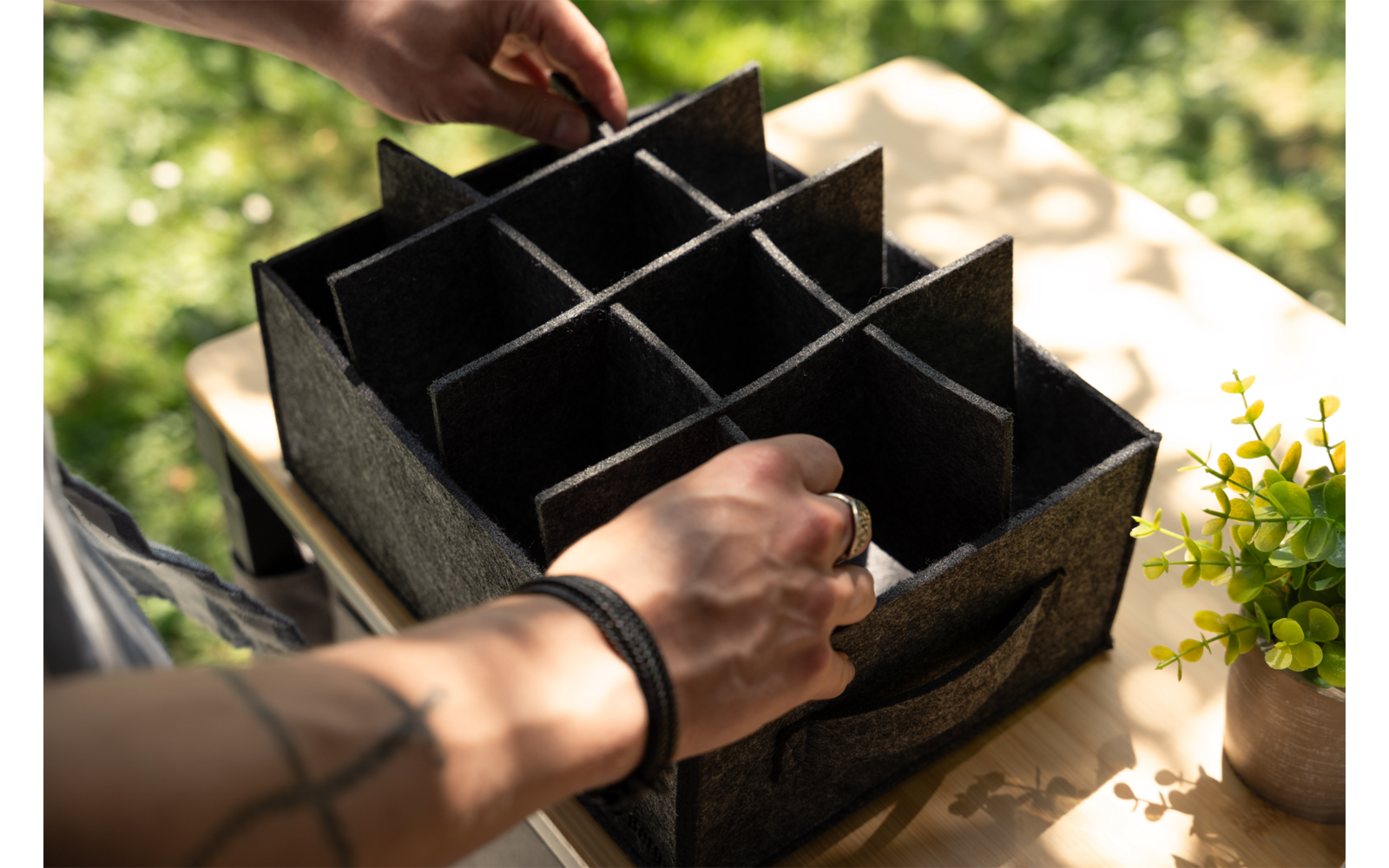 Filtorganiser for 6 eller 12 glass til bobil og campingvogn fylt med glass
