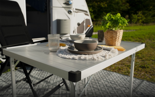 Fiora campingbord montert i campingmiljø