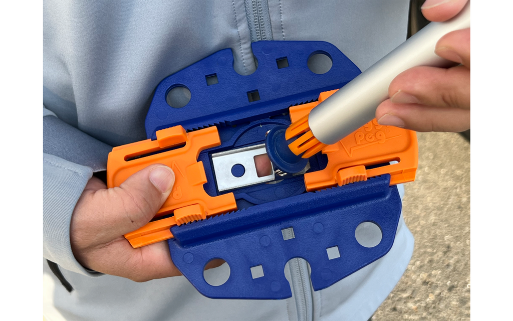 Nærbilde av Fix&Go-adapter oransje for markisestang 18-27 mm 2-pack - Peggy Peg