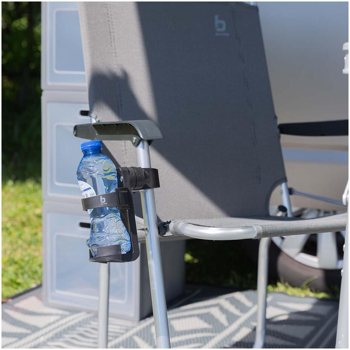 Flaskeholder for campingstol universal 360° justerbar svart Bo-Camp fra siden