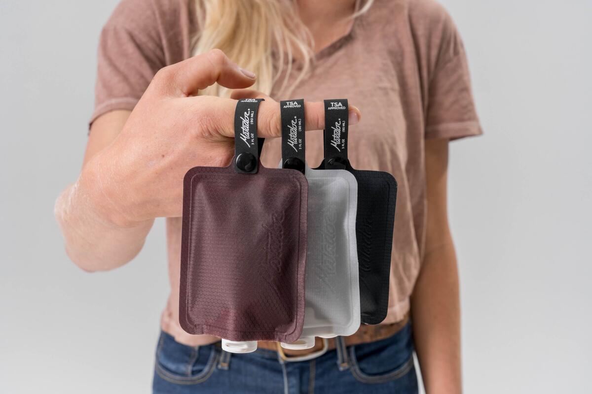 Nærbilde av skrukork på FlatPak Toiletry reiseflasker 90 ml, 3-pakning