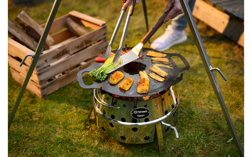 Nærbilde av trehåndtak på fleksibel grillspade med trehåndtak i rustfritt stål - Petromax