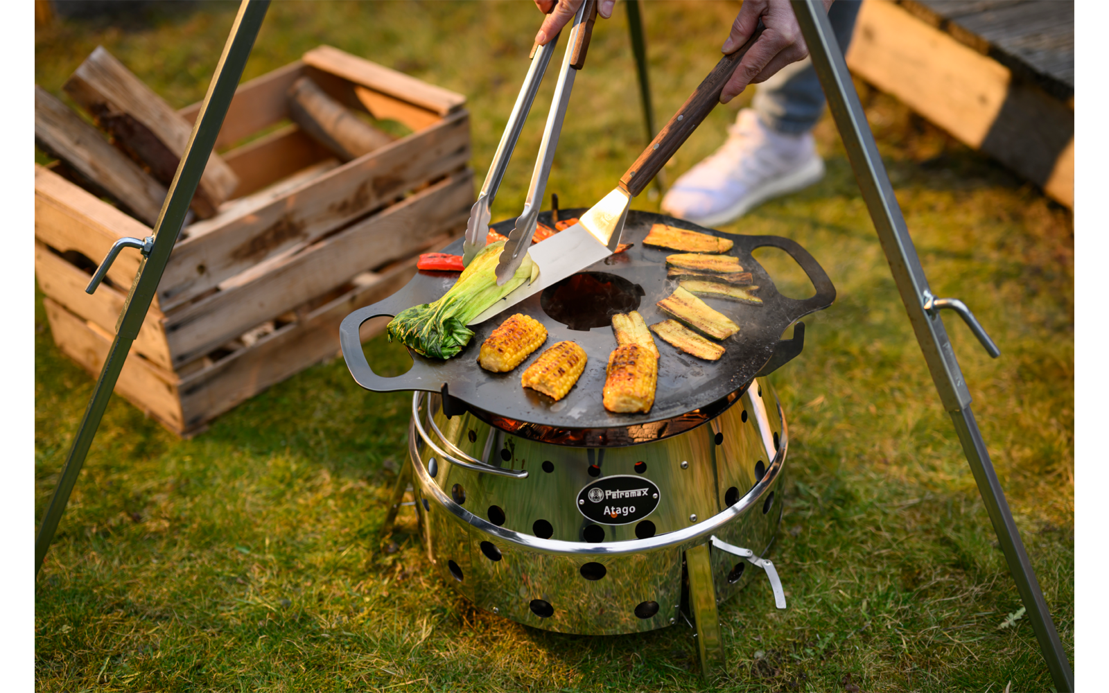 Nærbilde av trehåndtak på fleksibel grillspade med trehåndtak i rustfritt stål - Petromax