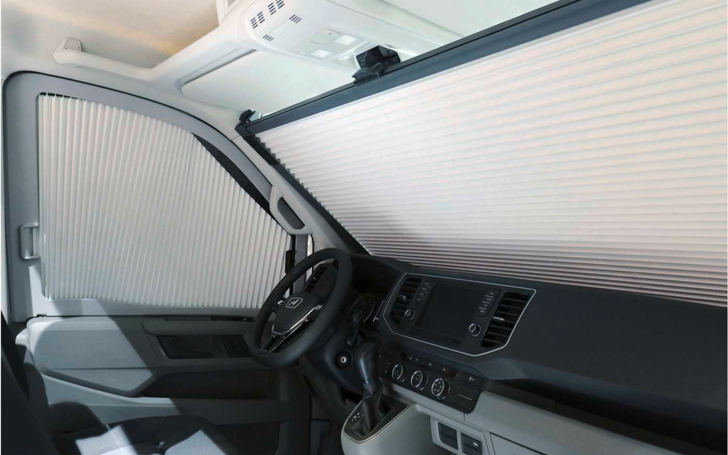 Detaljbilde av magnetisk lukking på Førerhusblending REMIfront V sidevindu grå
