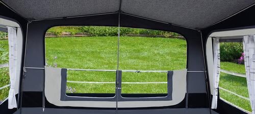 Fortelt Bologna helårs 400x240 cm montert på campingvogn