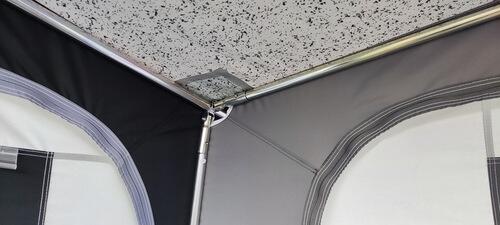 Nærbilde av vindu med gardiner på Fortelt Bologna helårs 400x240 cm