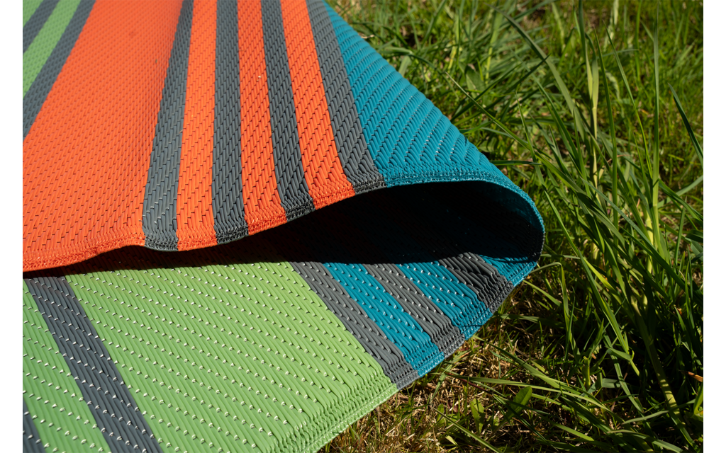 Detalj av mønster på Forteltteppe Stripes 300x250 cm resirkulert polypropylen