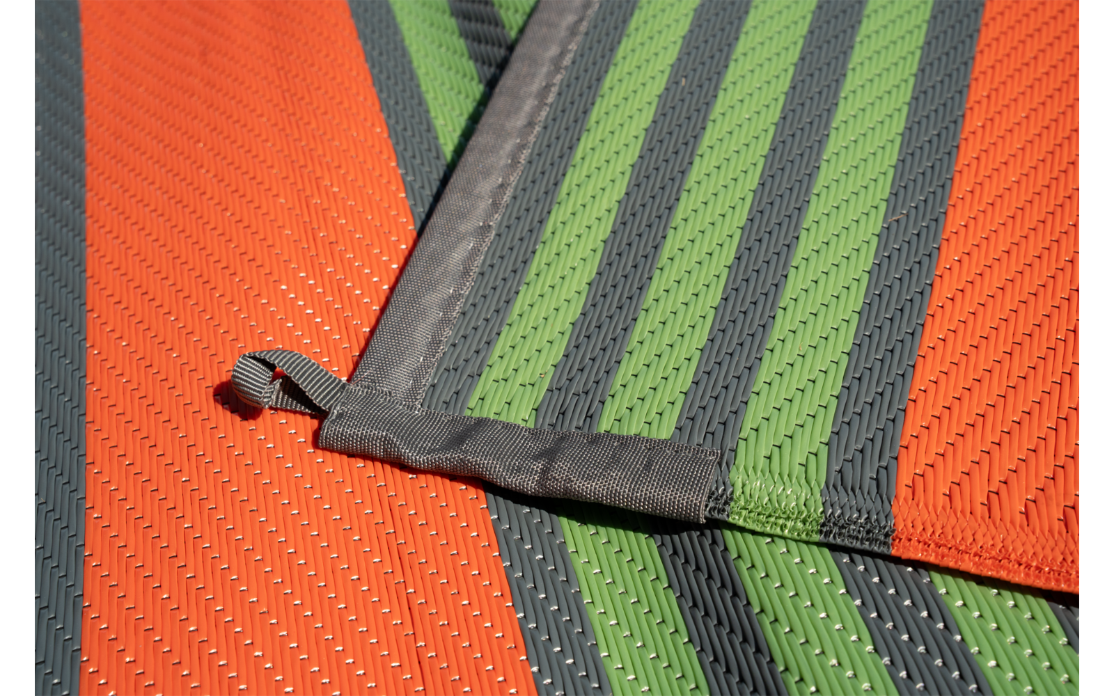Forteltteppe Stripes 300x250 cm resirkulert polypropylen montert ute