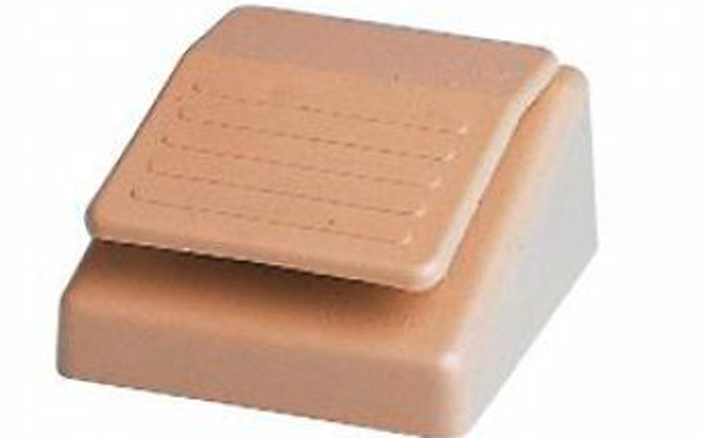 Fotbryter med trinnplate 6x6 cm for vannpumpe - Comet forfra