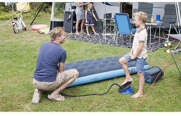 Fotpumpe 5 liter med 3 adaptere, svart/blå - Bo-Camp montert i bruk