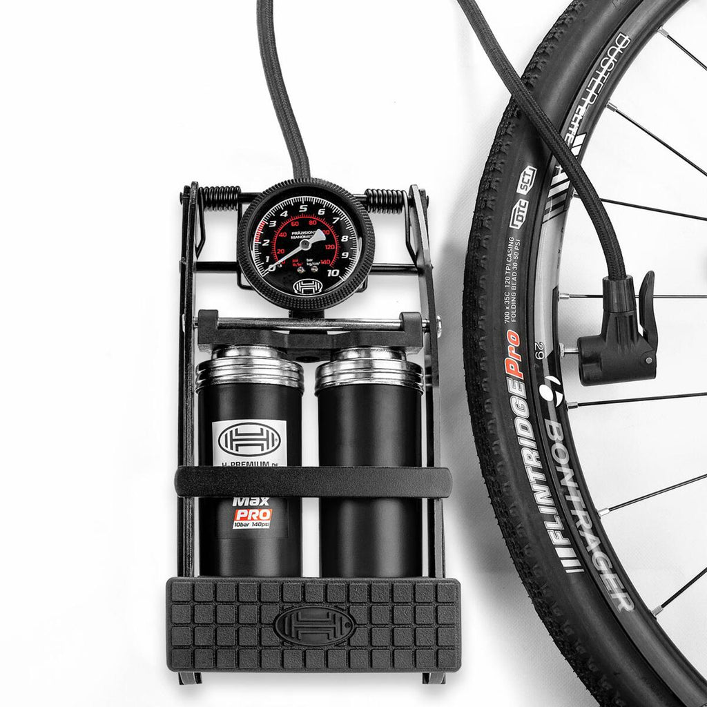 Detaljbilde av manometer på Fotpumpe BlackEdition 2-sylinder 10 bar