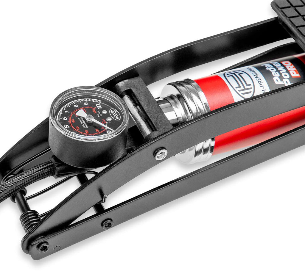 Fotpumpe med manometer 10 bar, 60 cm slange - Heyner i bruk på sykkel