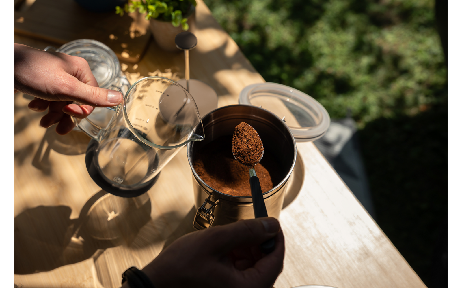 Detalj av filter og lokk på French press kaffebrygger 600 ml grå