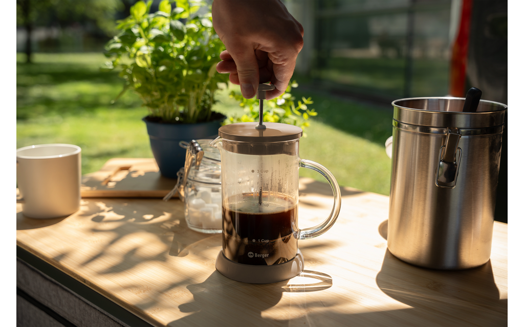 Nærbilde av håndtaket på French press kaffebrygger 600 ml grå