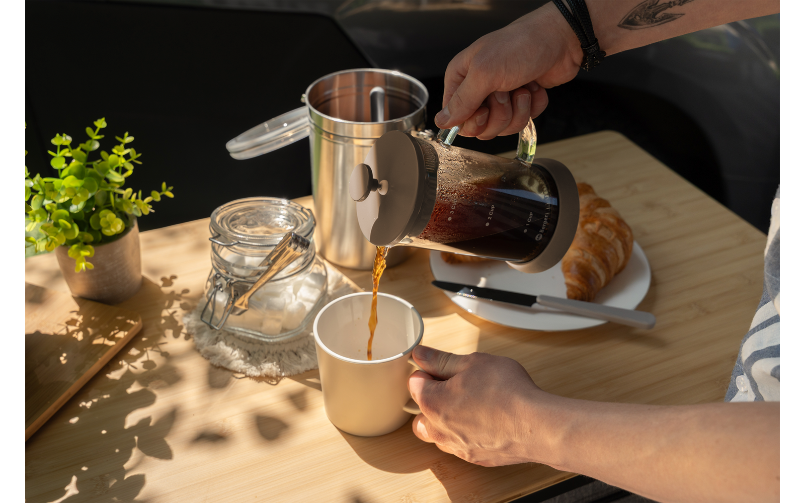 French press kaffebrygger 600 ml i bruk på camping grå