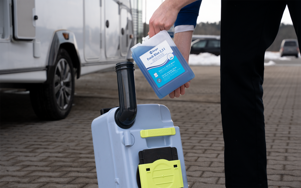 Nærbilde av Fresh Blue sanitærvæske for avfallstank 2,5 l