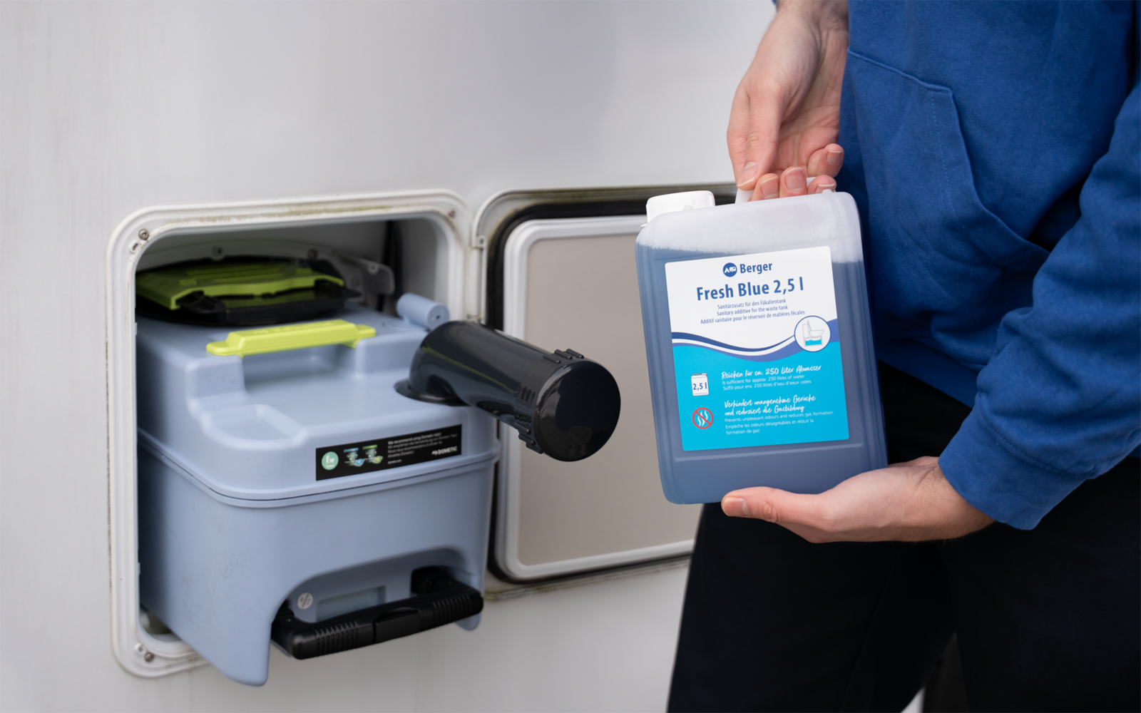 Detalj av etikett på Fresh Blue sanitærvæske for avfallstank 2,5 l