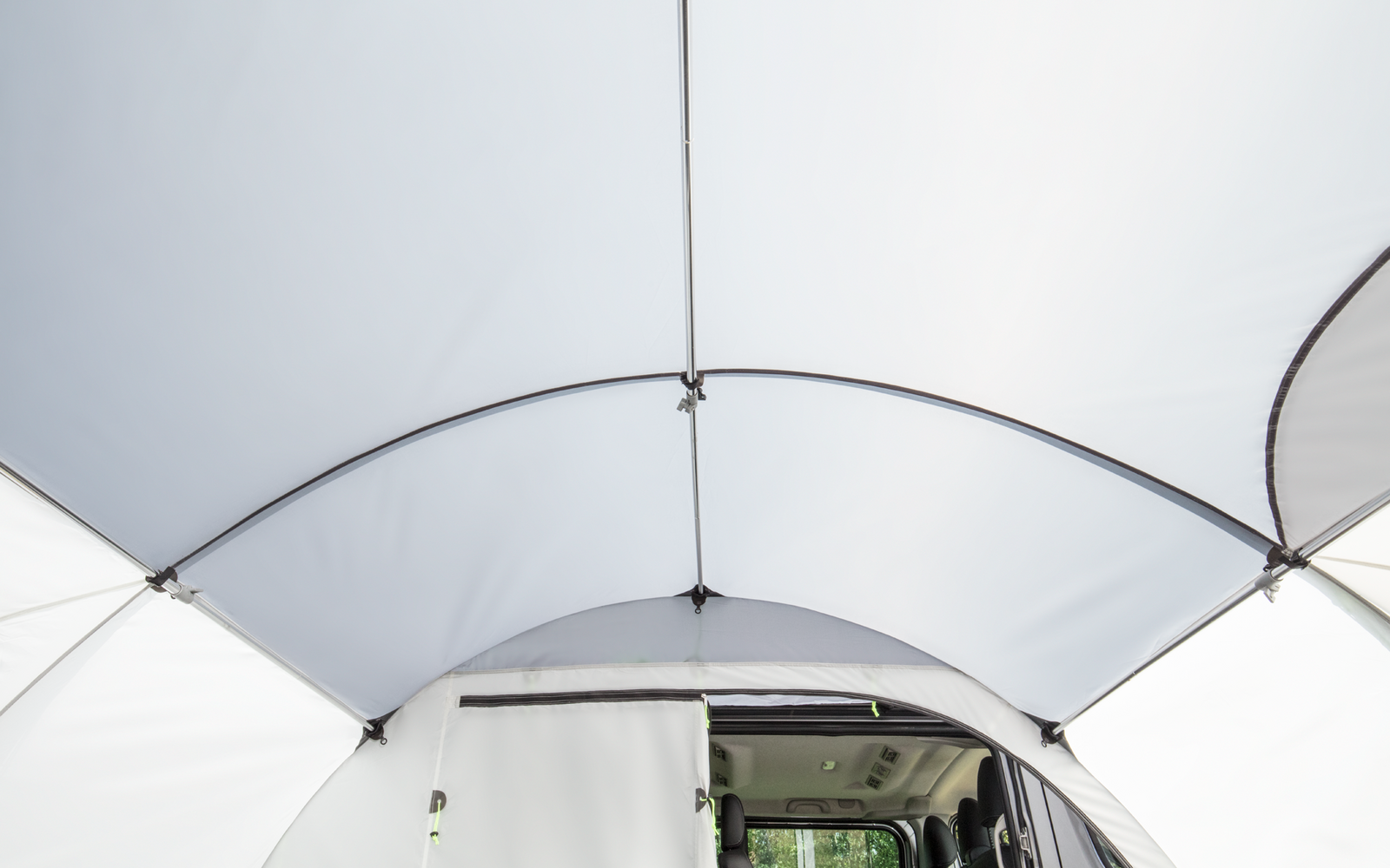Frittstående bussfortelt Traveller 350x315 cm montert ved buss