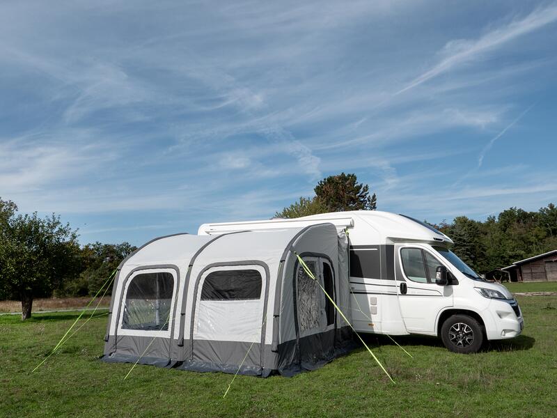 Montert Frittstående oppblåsbart fortelt Tour Ponza 390, 300D Oxford på campingplass