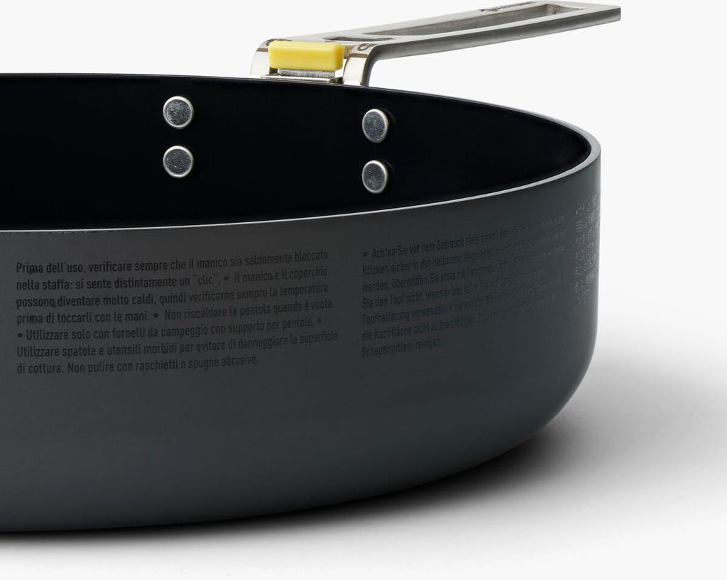 Frontier stekepanne aluminium Ø20cm keramisk belegg montert på campingutstyr
