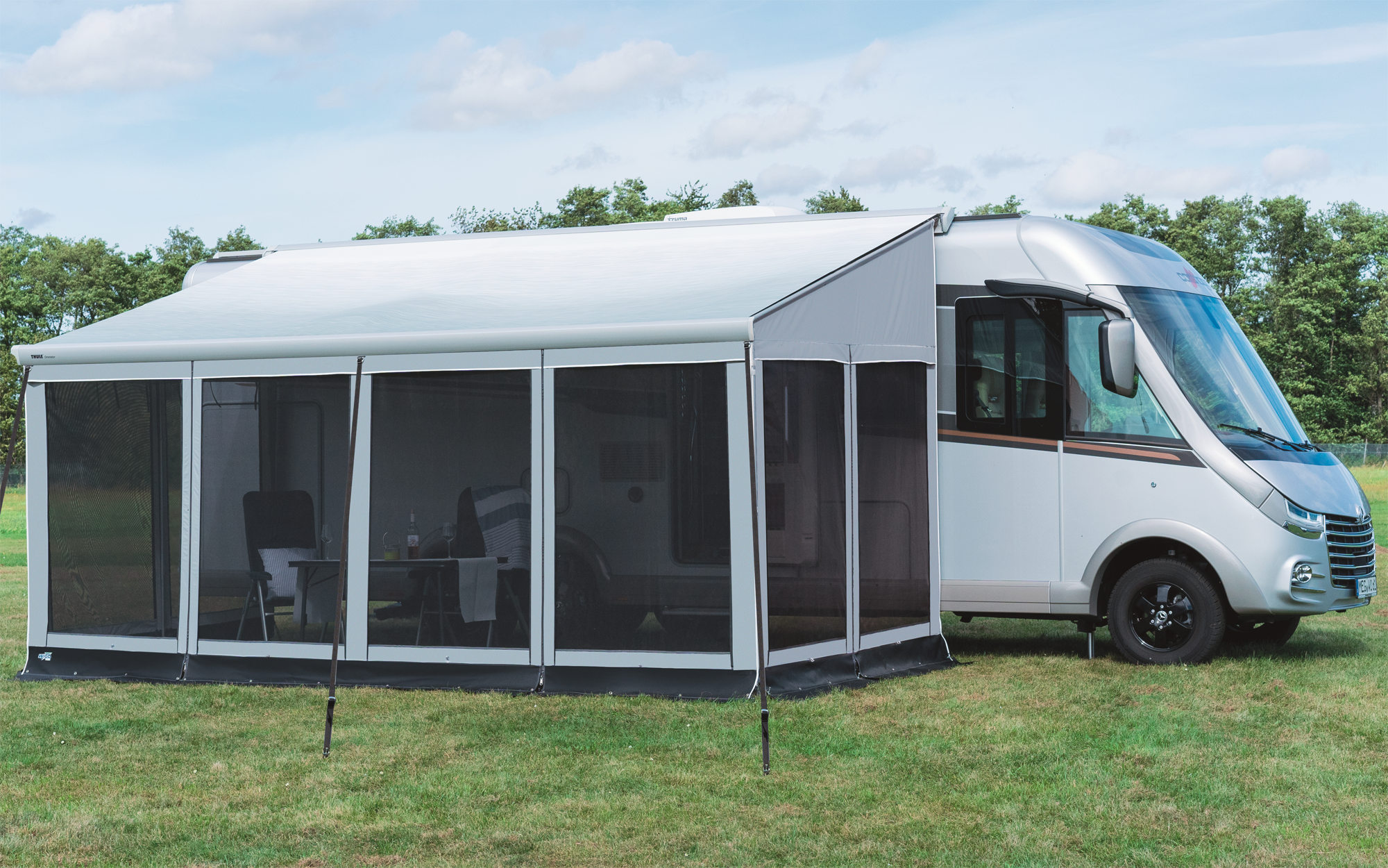 Frontvegg for One markisetelt 260 cm Airtex 3 kg montert på campingplass