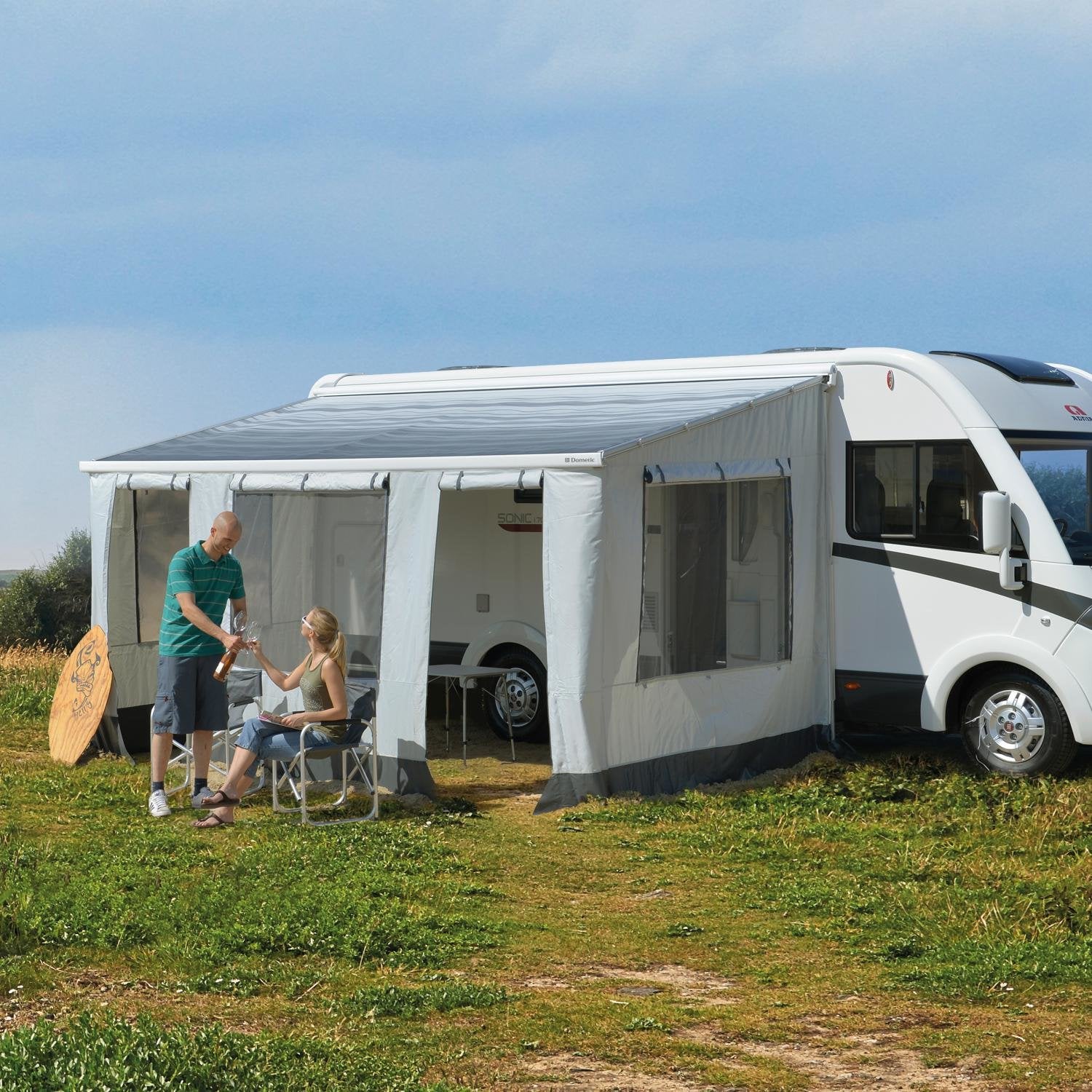 Frontvegg for markise CampRoom 7 kg montert på campingvogn