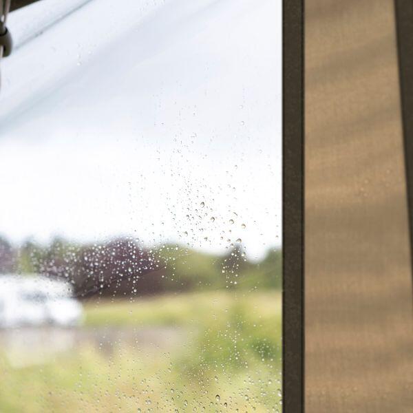 Bakside av Frontvegg med vindu for Kari solseil grå