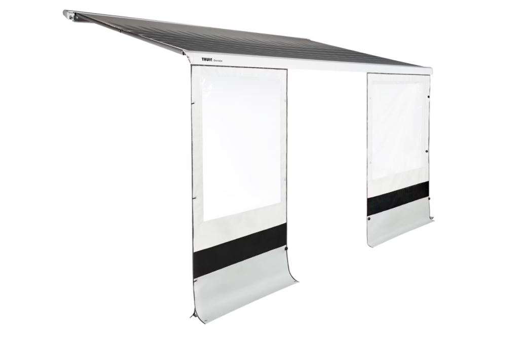 Frontvegg Rain Blocker Front G2 for markise, PVC fra Thule montert på campingplass