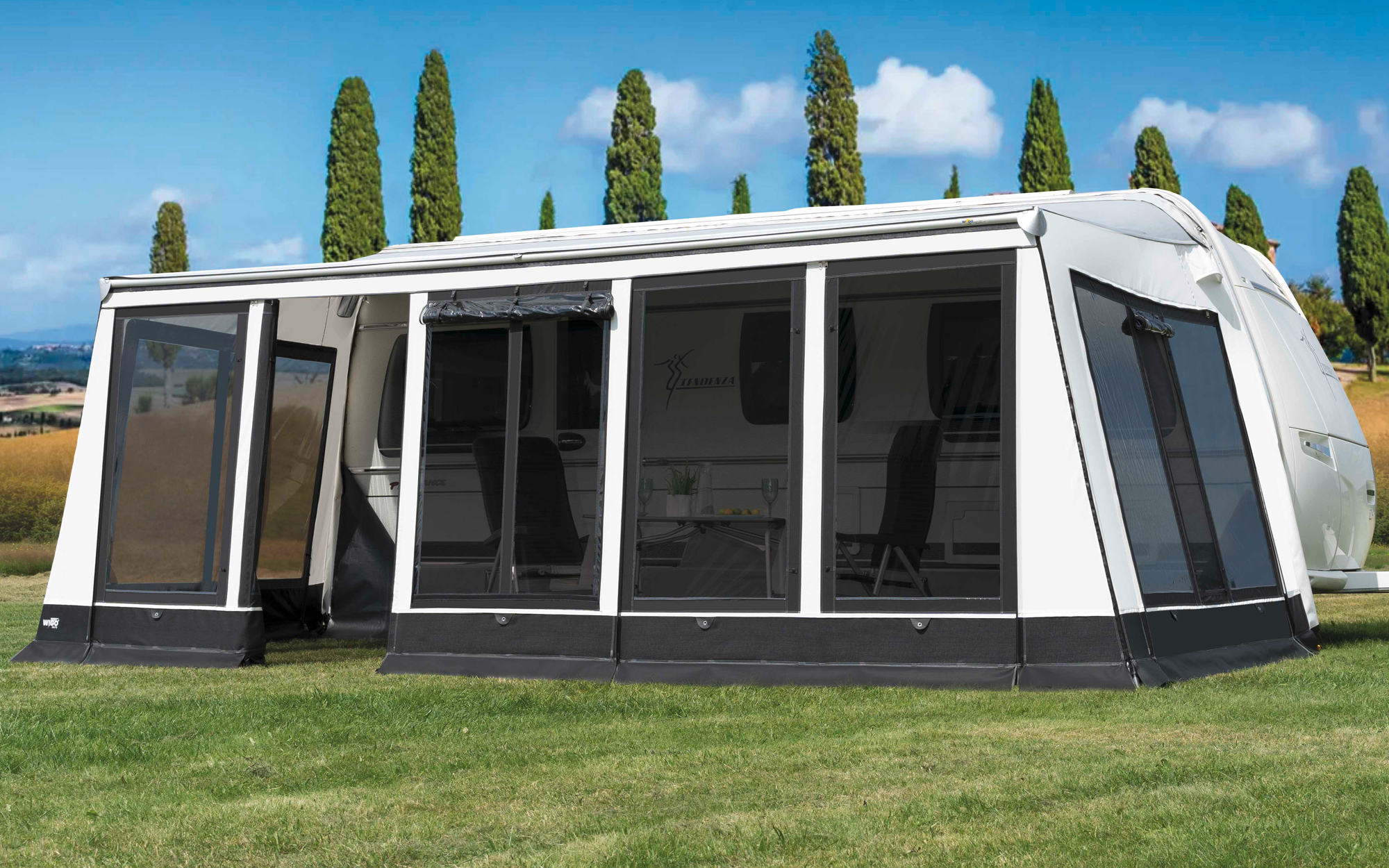 Frontvegg Rolli Plus Modul Basic størrelse 7b montert på campingvogn