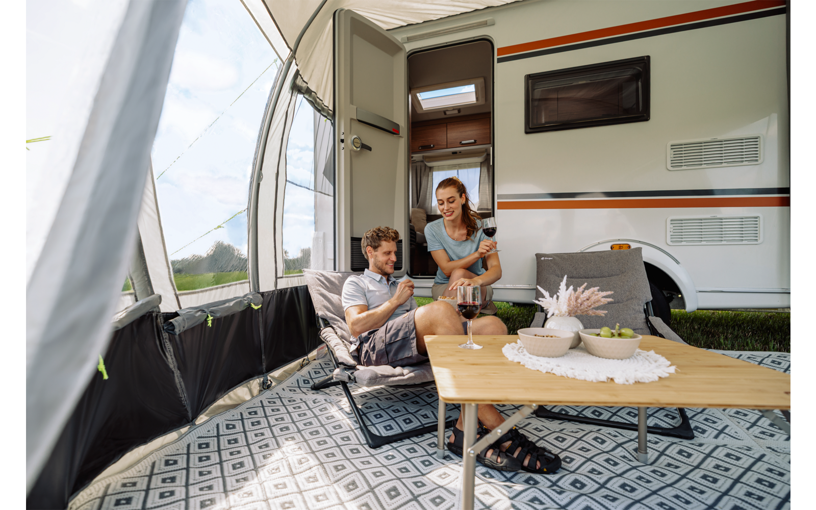 Detalj av vindu med myggnett på Garda reisefortelt for campingvogn