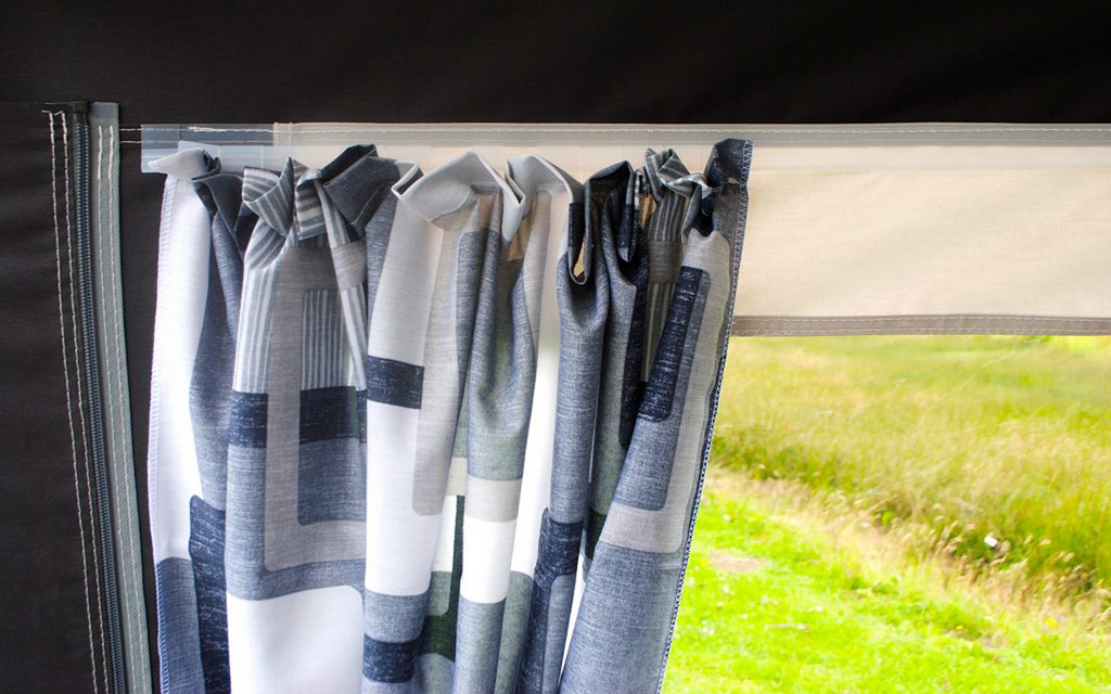Gardiner for Patio soltak 105x140 cm bomull fra Walker montert på soltak
