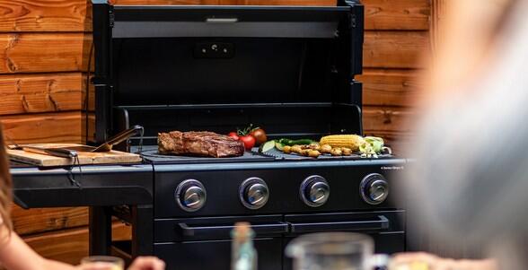 Gassgrill 4 Series Onyx S med 4 brennere montert ute