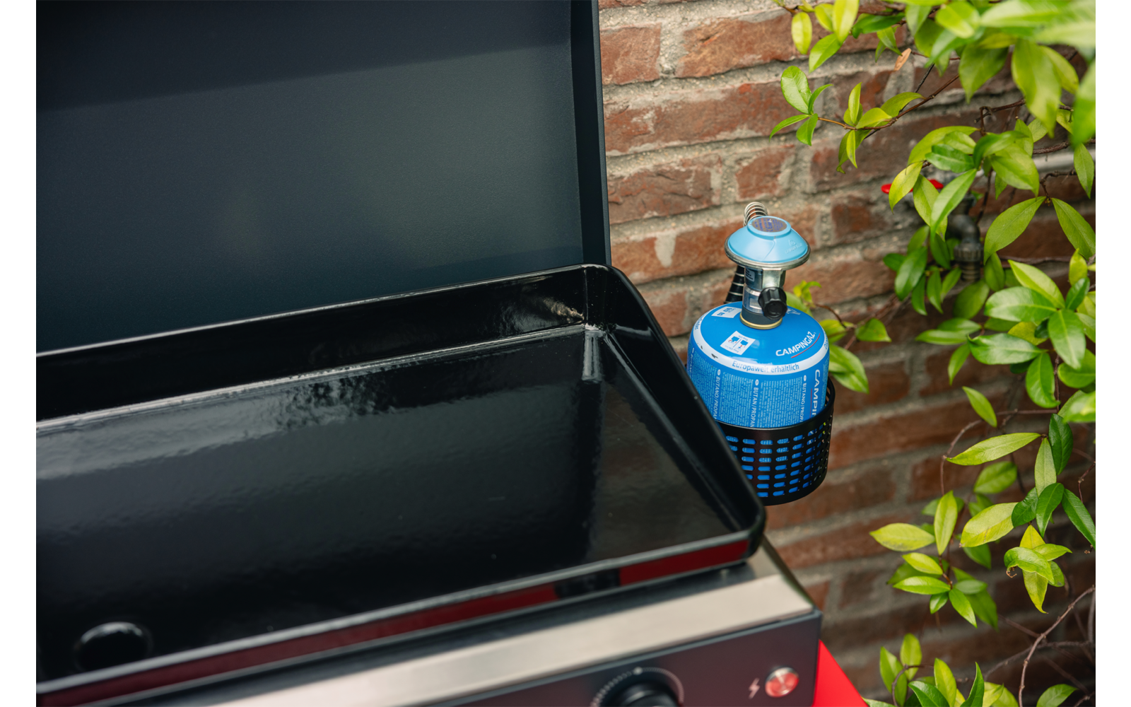 Montert Gassgrill Plancha Sigma 1 CV med lokk i bruk
