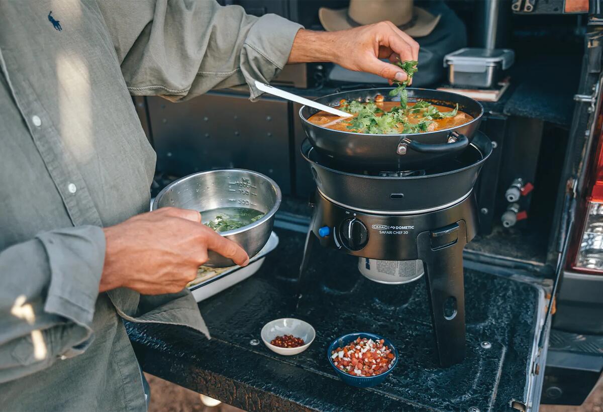 Gassgrill Safari Chef 30 HP 1,8 kW i bruk på campingtur
