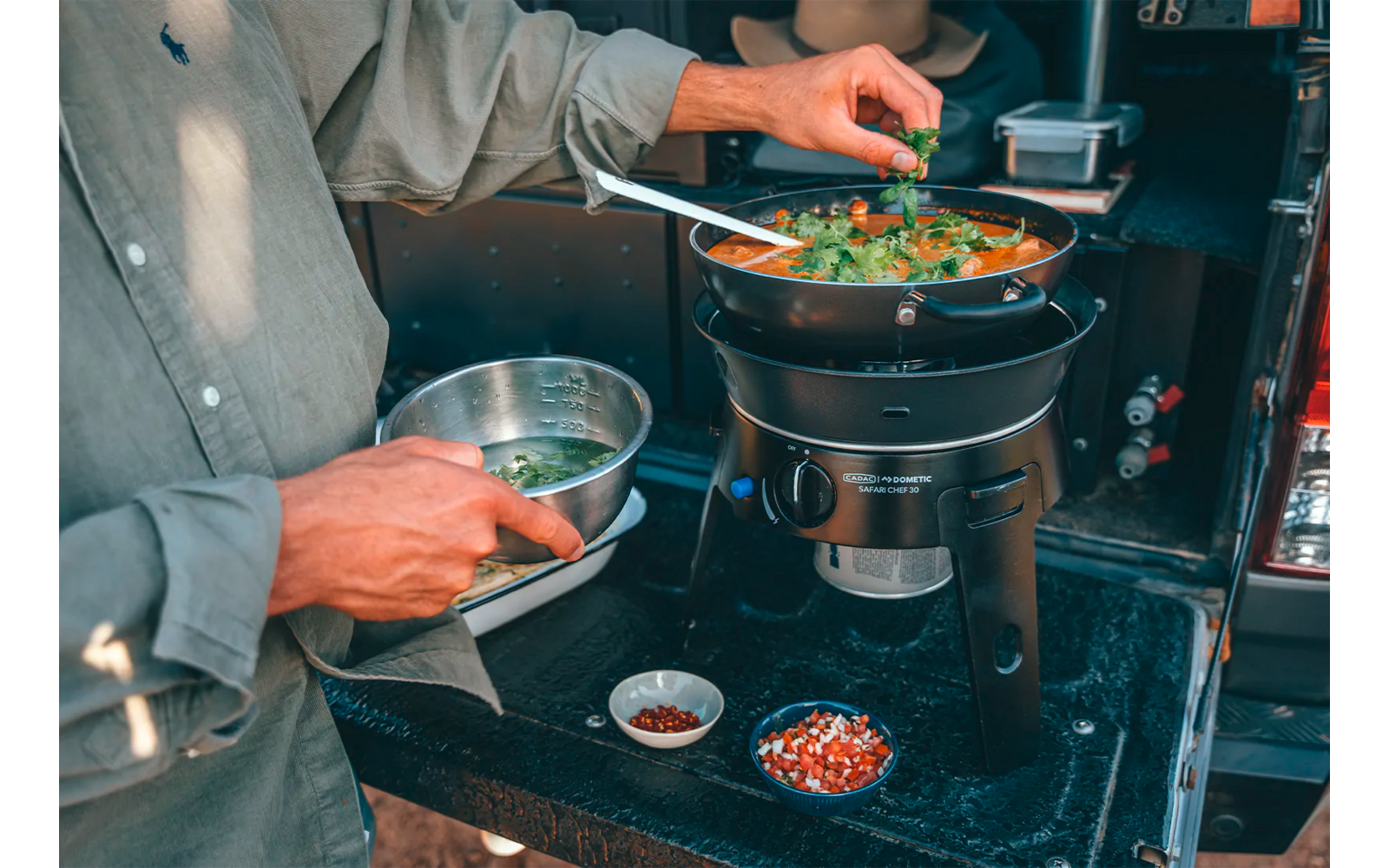 Nærbilde av kontrollpanel på Gassgrill Safari Chef Combo 3-i-1 ø30 cm 4 kg - Cadac