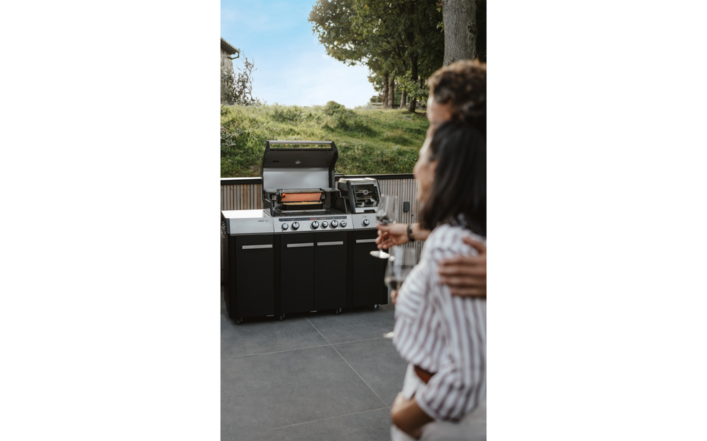 Montert Gassgrill Uniq Pro 3 IKO Kitchen Cruster på camping