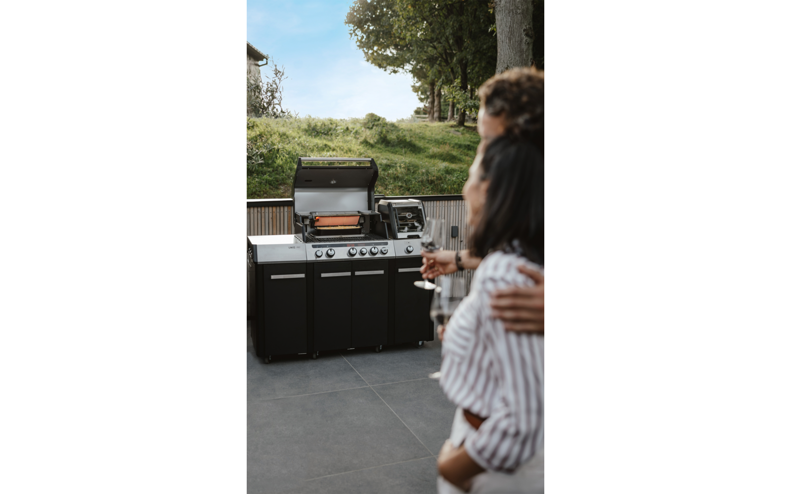 Montert Gassgrill Uniq Pro 3 IKO Kitchen Cruster på camping