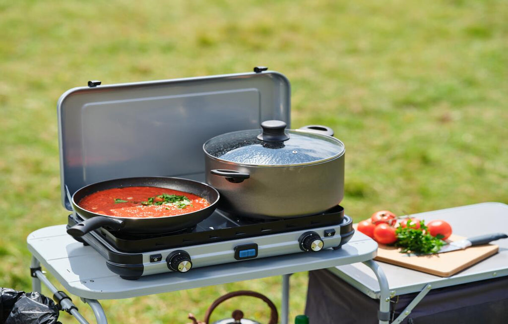 Gasskoker Camping Kitchen 2 Maxi 2-brenner i bruk på campingplass