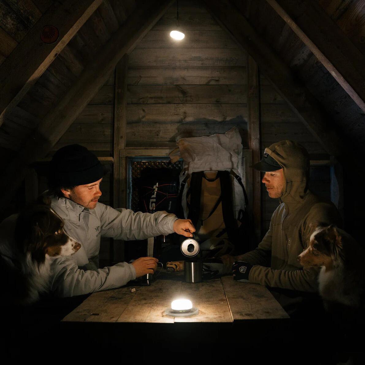 Glow oppladbar campinglykt med dobbel krok - Silva bakside og krokdetalj