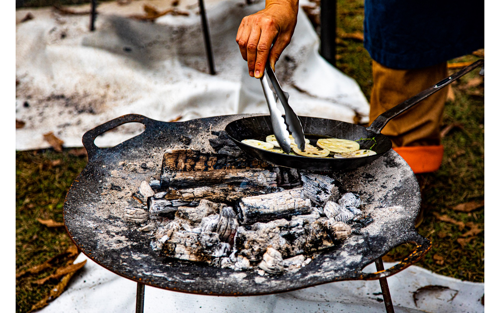 Detalj av overflate på Grill- og bålpanne gfs56 i stål 7,1 kg - Petromax