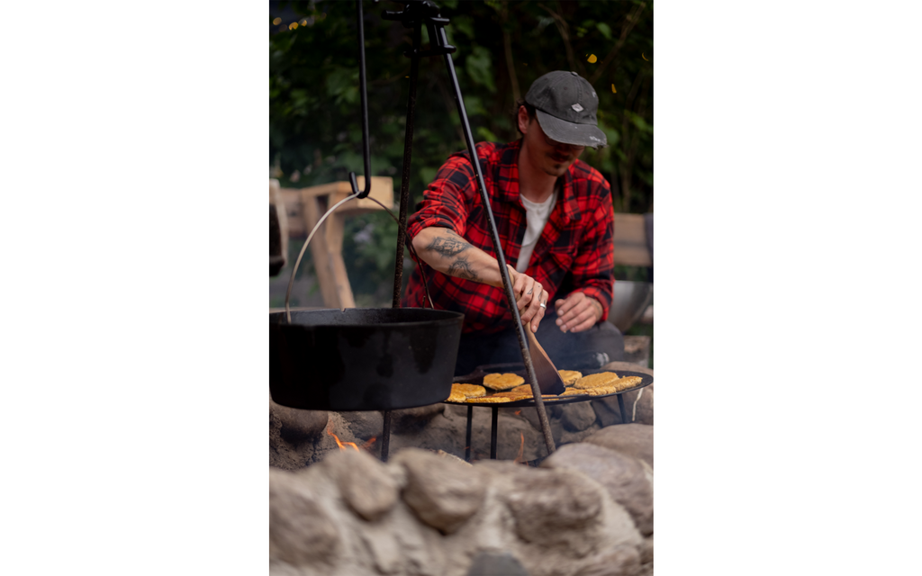Nærbilde av ben på Grill- og bålpanne i stål 38 cm, 3,8 kg - Petromax