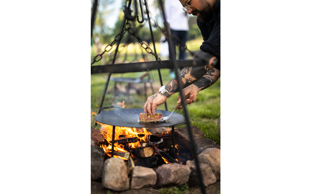 Grill- og bålpanne i stål 38 cm, 3,8 kg - Petromax med mat