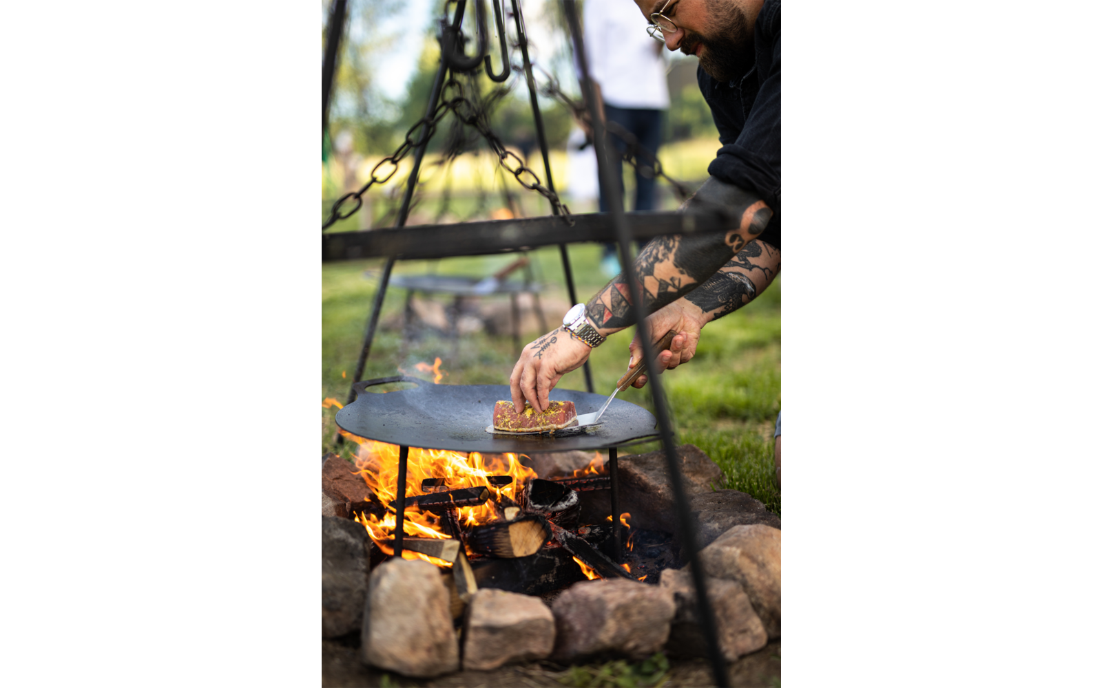 Grill- og bålpanne i stål 38 cm, 3,8 kg - Petromax med mat