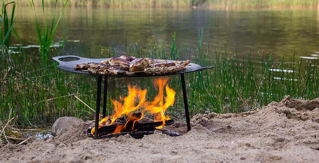 Montert Grill- og bålpanne i stål med stativben 23 cm - Petromax over bål
